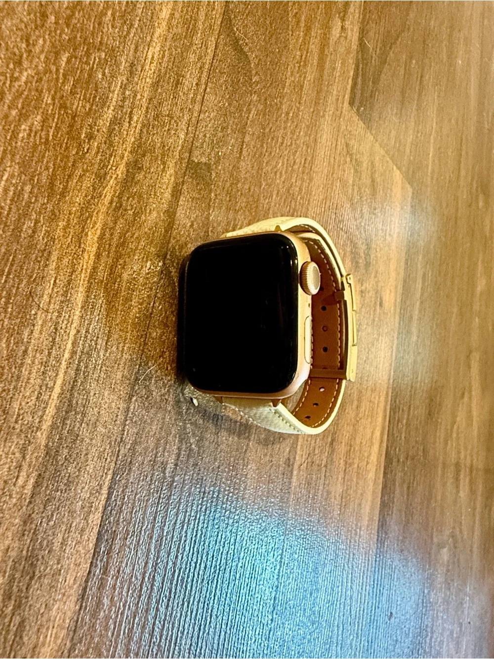 Apple Watch Series 5 GPS 40mm Gold Aluminum + Cream Leather Band + Charger